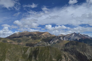 壮丽山景 蓝天白云相伴