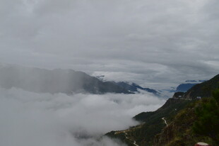 云雾缭绕的壮美山间景色