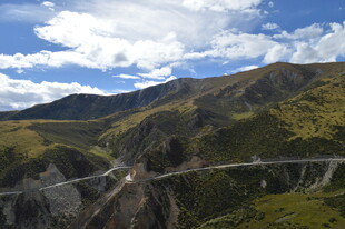 高山悬索桥壮美风光