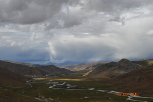 山间云雾缭绕的壮美风光