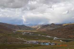 山间河谷壮丽自然景观