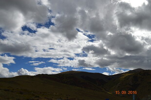 高原上空的壮丽云层景观