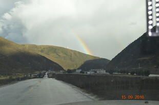山间公路现绚丽彩虹