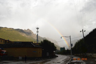 山间雨后现彩虹美景