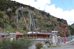 山间藏族建筑与经幡景观