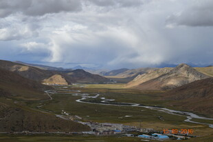 山间河谷现绚丽彩虹