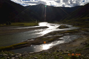 山间河流映着天光美景
