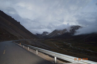 山间公路云雾缭绕美景