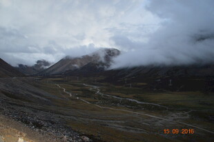 云雾缭绕的山间美景