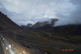 山间公路云雾缭绕美景