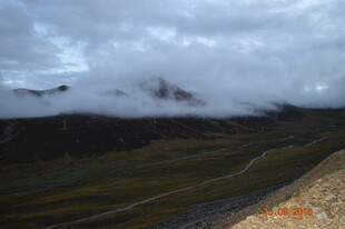 云雾缭绕的山间美景