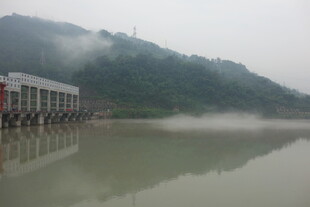 雾中水库建筑倒影美景