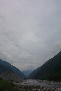 山间河谷 云雾缭绕之景