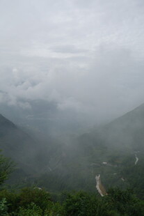 云雾缭绕的山间景色