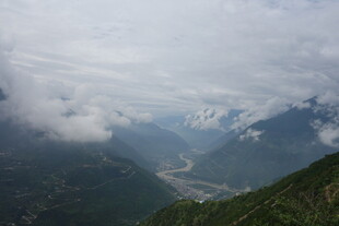 云雾缭绕的壮美山谷景色