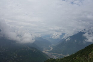 云雾缭绕的山间壮丽景观