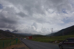 公路上的多云天气景象