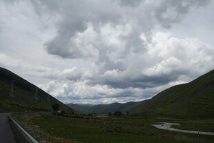 山间公路上的多云景致