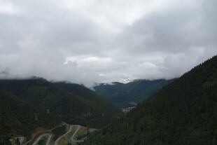 云雾缭绕的山间公路