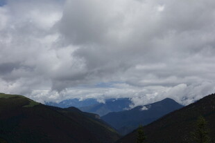 云雾缭绕下的壮美山峦