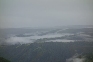 山间云雾缭绕的壮美景色