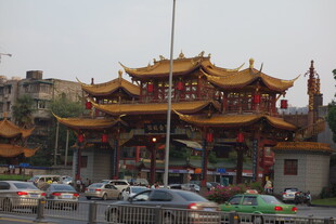 中式古建牌坊前的车流