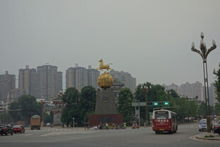 城市路口的金色雕塑景观