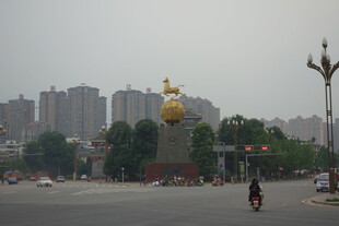 城市广场中的金色雕塑景观