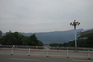 公路旁远山与路灯景致