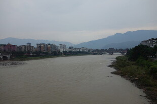 河畔城市风光远眺