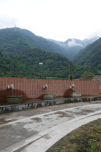 山间红墙旁的开阔道路