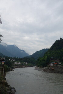 河畔山峦风景图