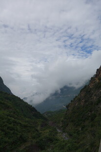 山间云雾缭绕的壮美景色