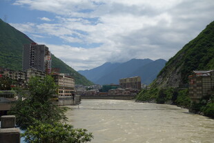 壮丽山河间的湍急河流