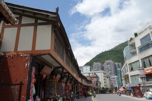 古街风貌传统建筑与行人