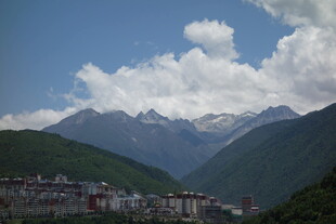 山间城镇蓝天白云下美景