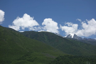 蓝天白云下的青翠山峦