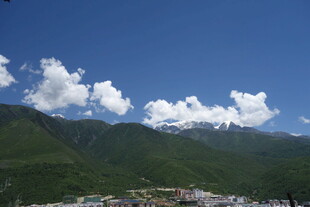 蓝天白云下的山峦美景