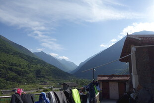 山间小屋旁的美丽风景