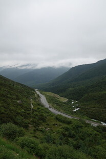 山间蜿蜒公路风景