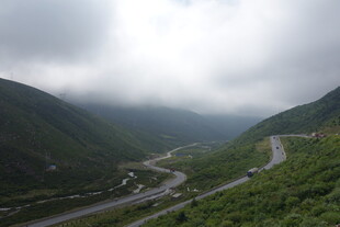 山间蜿蜒公路 云雾缭绕