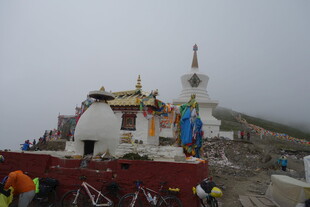 藏区山顶的宗教建筑景观