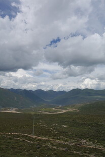 草原山峦间的多云景致