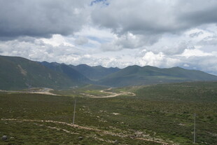 山间绿野 云下壮阔风景