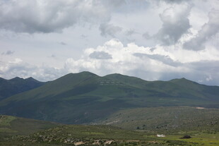 云雾缭绕的山峦美景