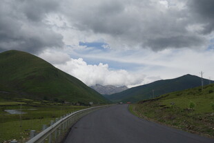 山间公路 云绕青山美景