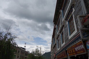 街道旁的多彩建筑