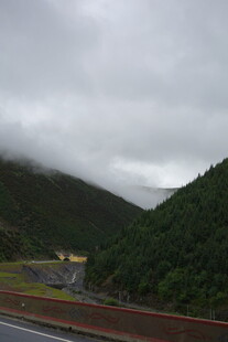 山间公路云雾缭绕风景图