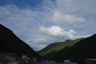 山间美景 蓝天白云青山