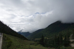 山间云雾缭绕的秀丽风景
